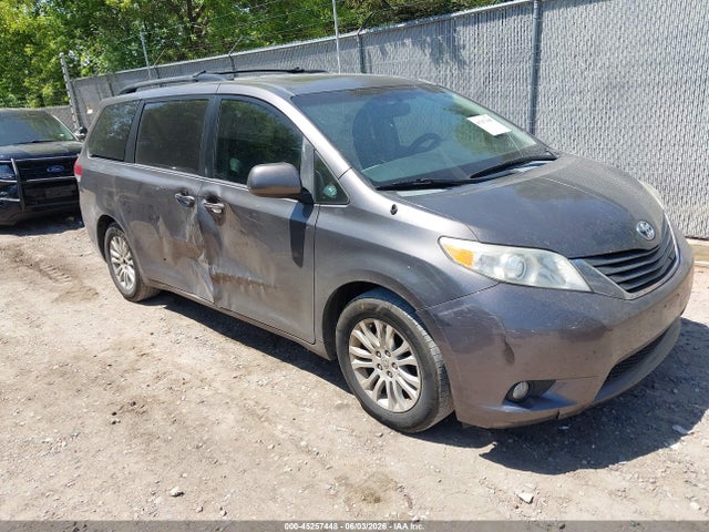 Salvage Toyota Sienna Image