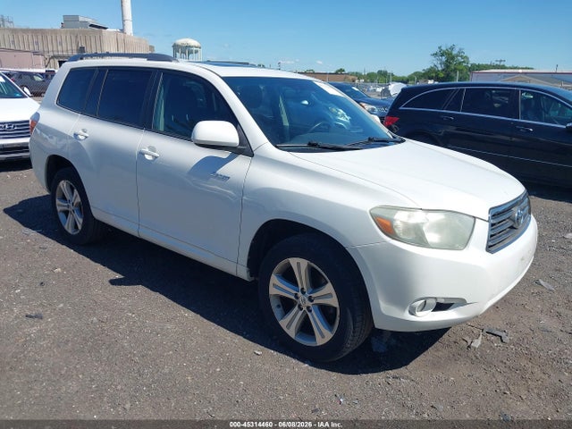 Salvage Toyota Highlander Image