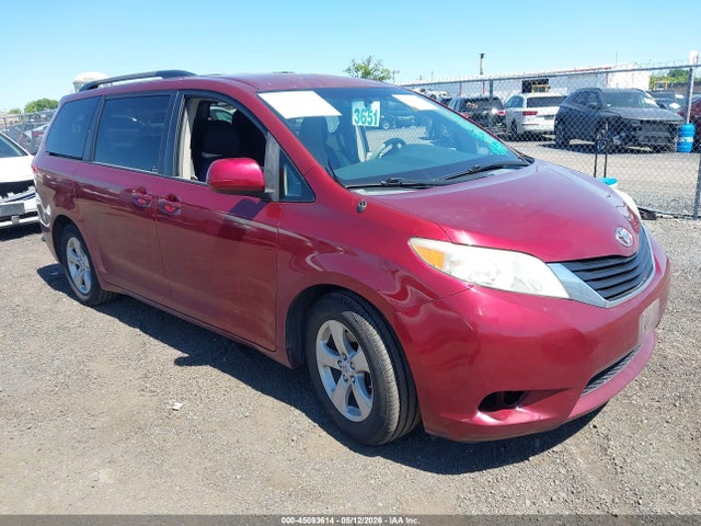 Salvage Toyota Sienna Image