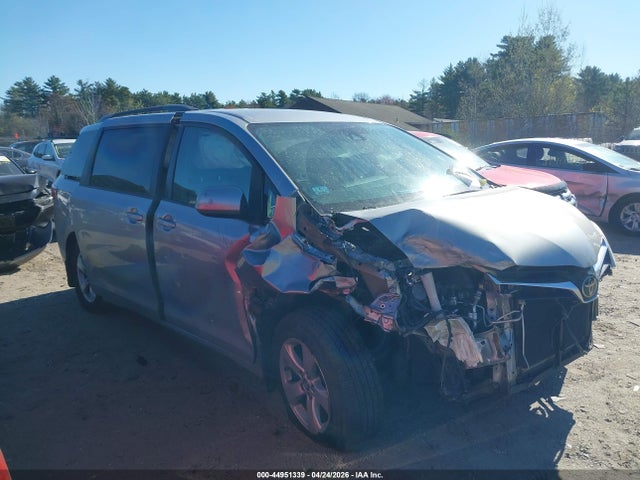 Salvage Toyota Sienna Image