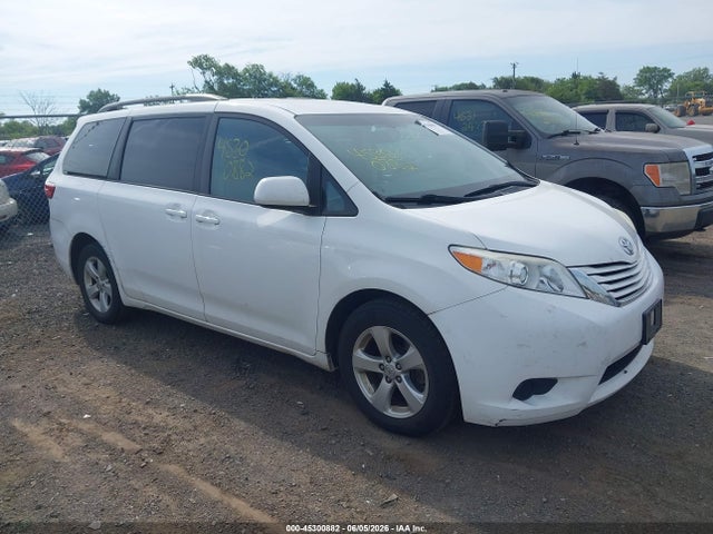 Salvage Toyota Sienna Image