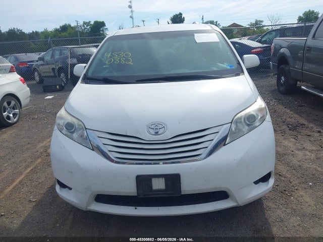 Toyota Sienna Le 8 Passenger