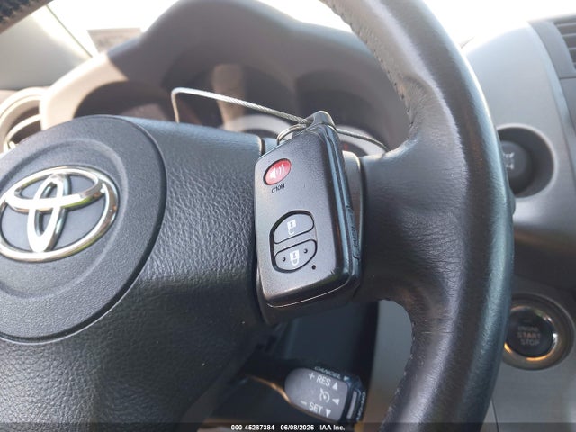 Toyota RAV4 Limited V6