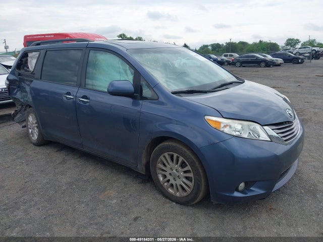 Salvage Toyota Sienna Image