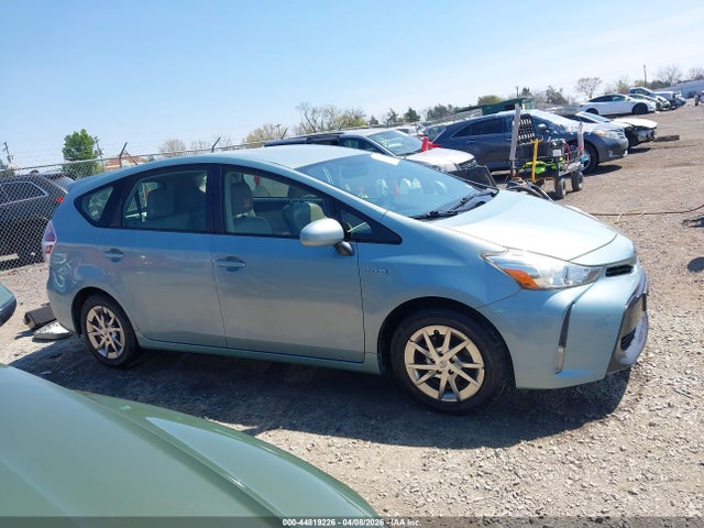 Toyota Prius v Four
