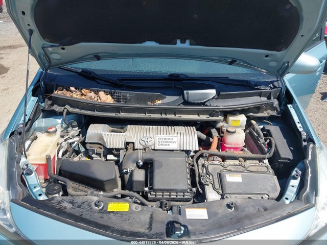 Toyota Prius v Four