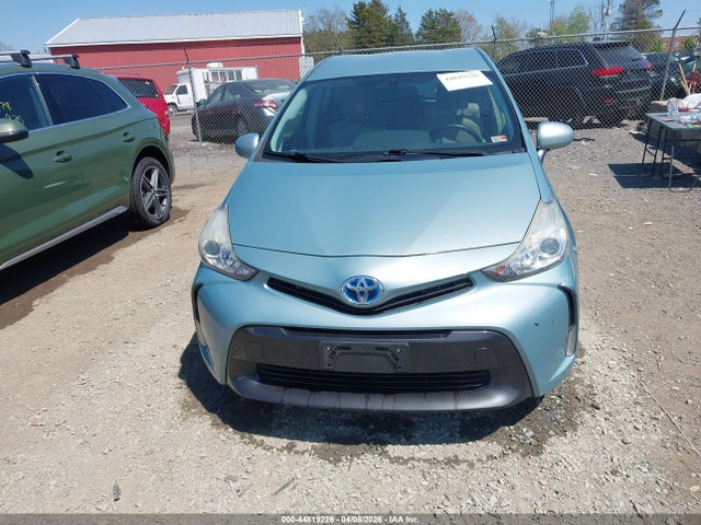 Toyota Prius v Four