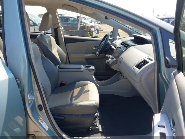 Toyota Prius v Four