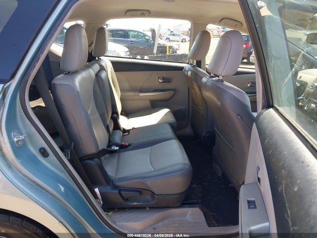Toyota Prius v Four