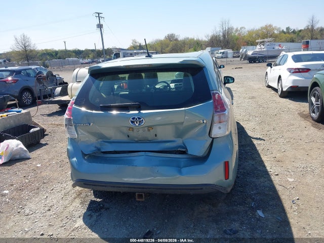 Toyota Prius v Four