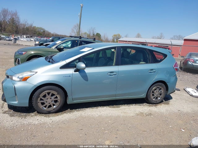 Toyota Prius v Four