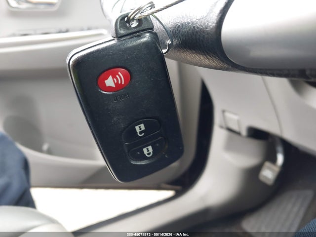 Toyota Prius v Four