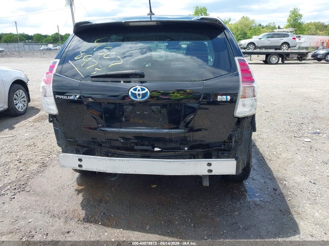 Toyota Prius v Four