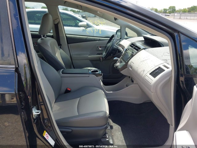 Toyota Prius v Four