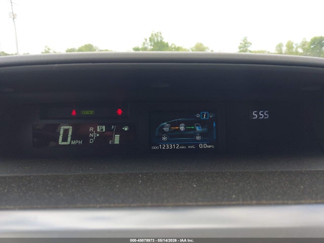 Toyota Prius v Four