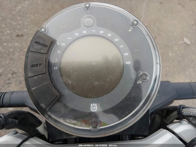 Husqvarna SVARTPILEN 401