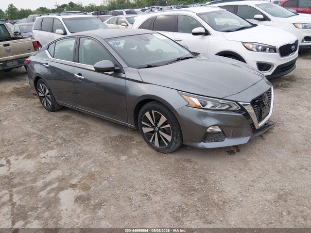 Salvage Nissan Altima Image