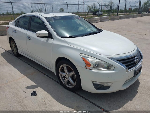 Salvage Nissan Altima Image