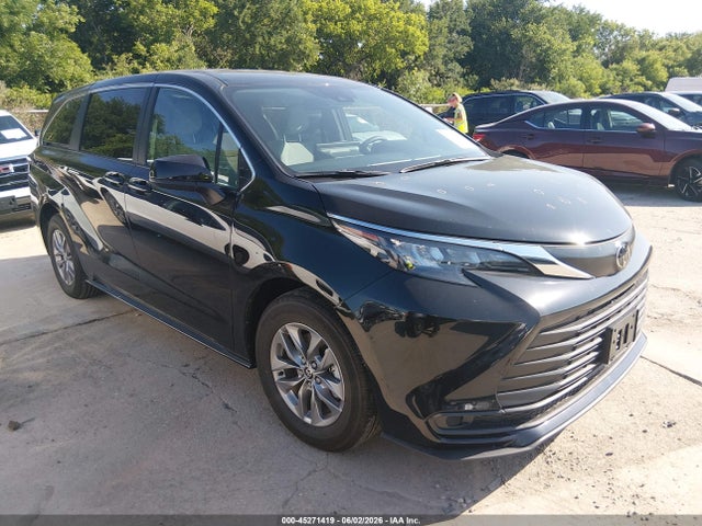Salvage Toyota Sienna Image