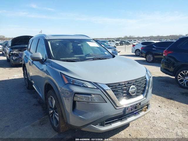 Salvage Nissan Rogue Image