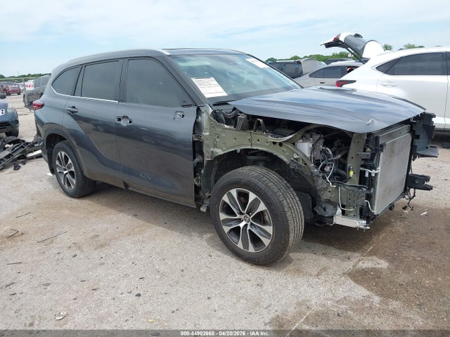 Salvage Toyota Highlander Image