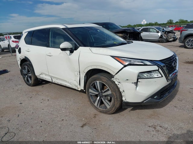 Salvage Nissan Rogue Image