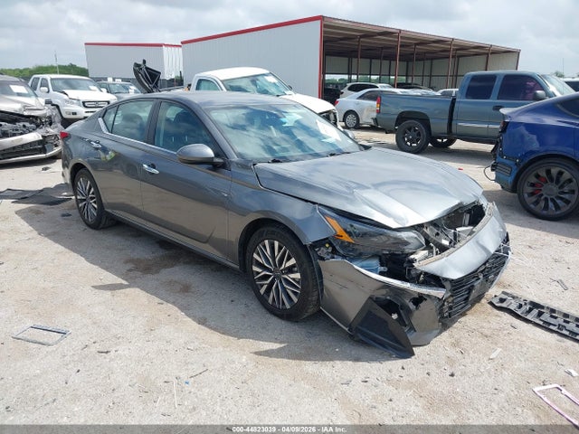 Salvage Nissan Altima Image