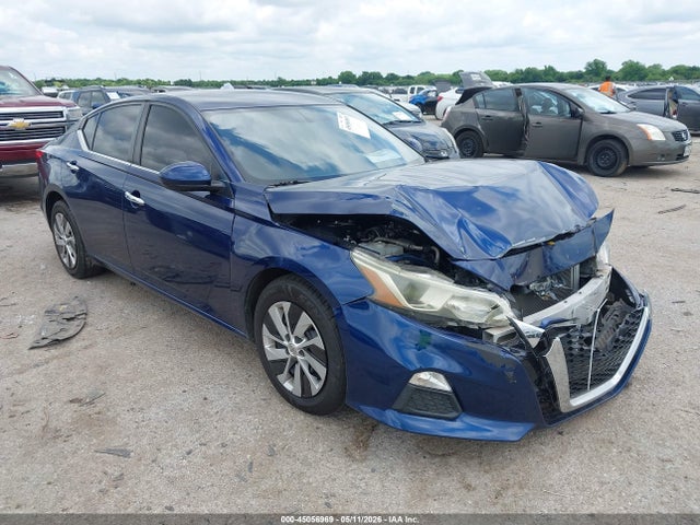 Salvage Nissan Altima Image
