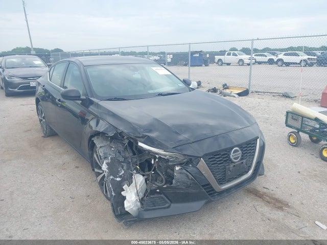 Salvage Nissan Altima Image