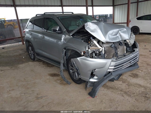 Salvage Toyota Highlander Image