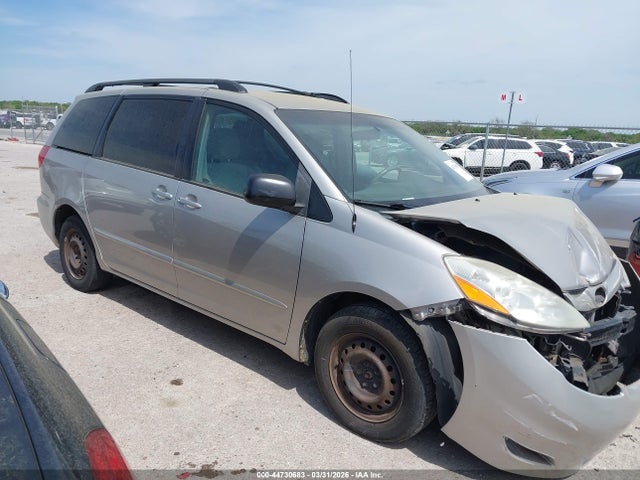 Salvage Toyota Sienna Image