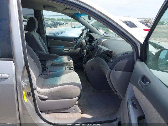 Toyota Sienna Le