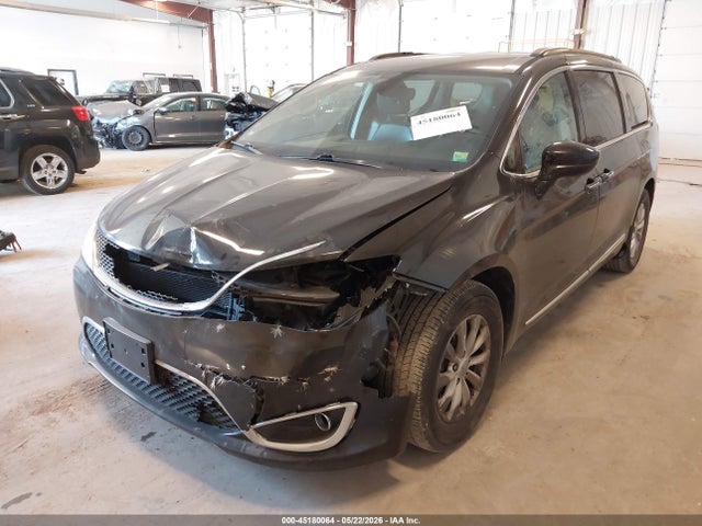 Chrysler Pacifica Touring-l