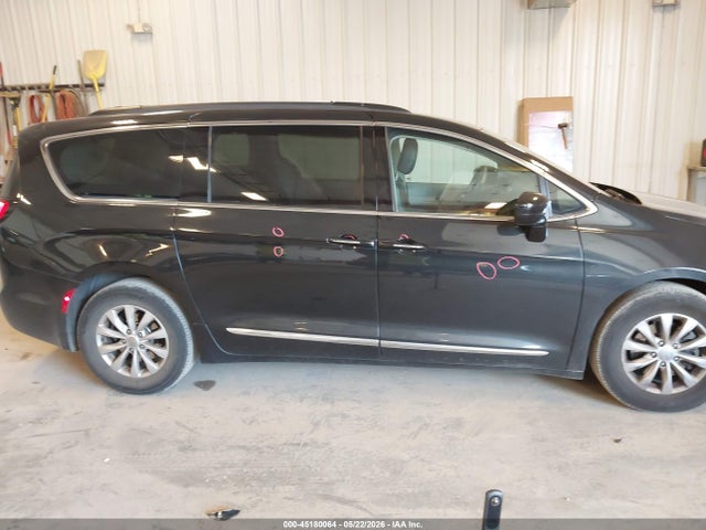 Chrysler Pacifica Touring-l