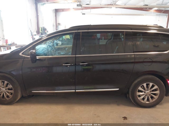 Chrysler Pacifica Touring-l