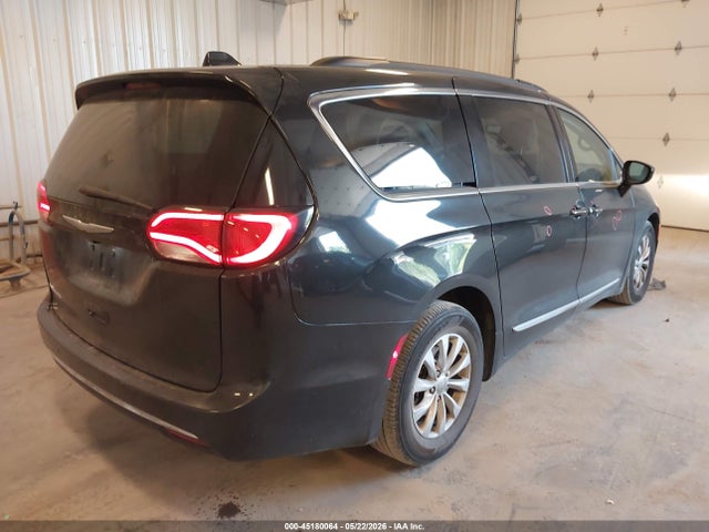 Chrysler Pacifica Touring-l