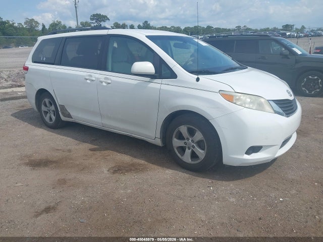 Salvage Toyota Sienna Image