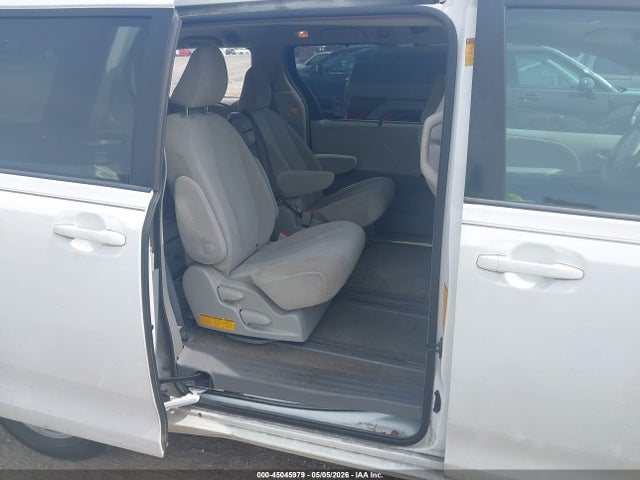 Toyota Sienna Le V6 8 Passenger