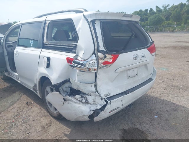Toyota Sienna Le V6 8 Passenger