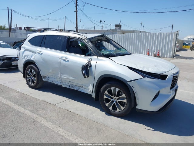 Salvage Toyota Highlander Image