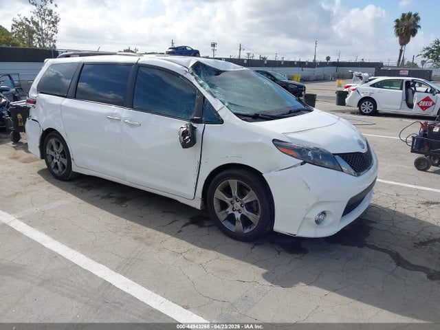 Salvage Toyota Sienna Image