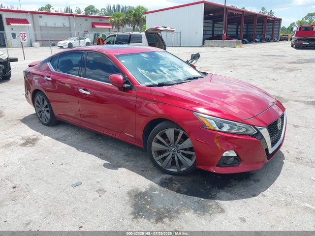 Salvage Nissan Altima Image