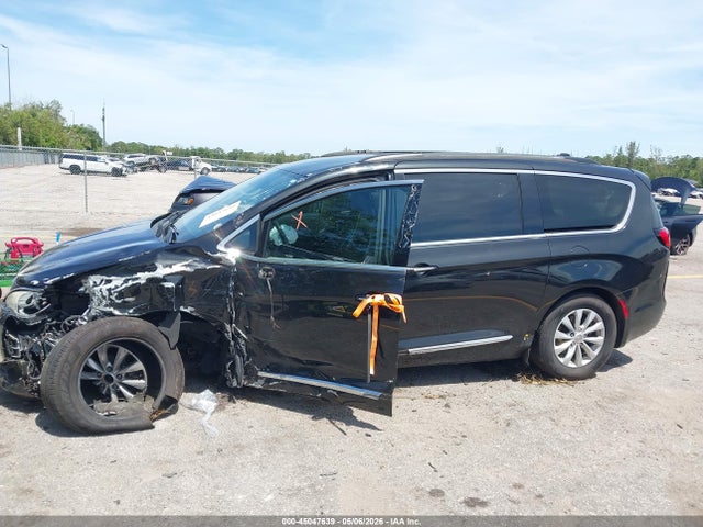Chrysler Pacifica Touring-l