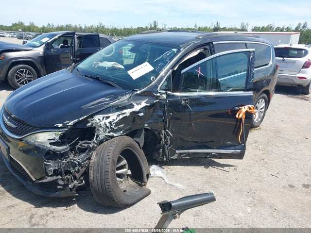 Chrysler Pacifica Touring-l