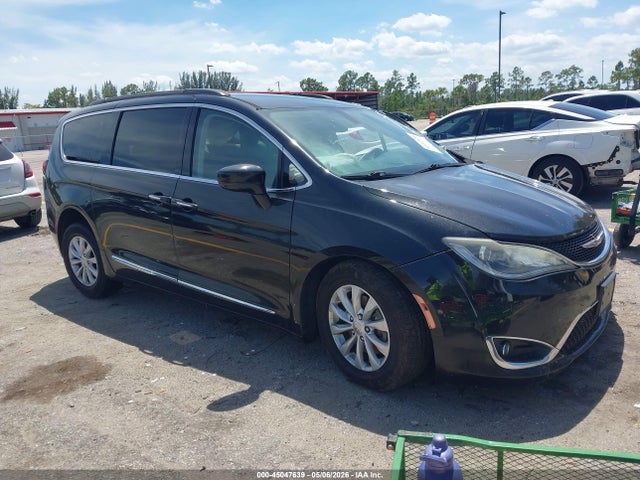 Salvage Chrysler Pacifica Image
