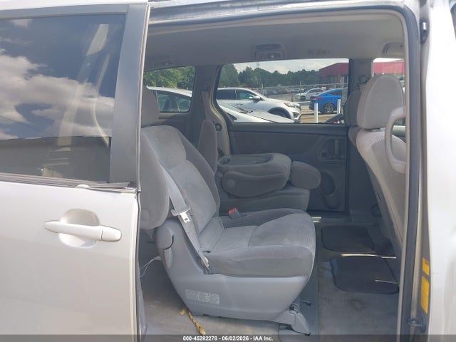 Toyota Sienna Le