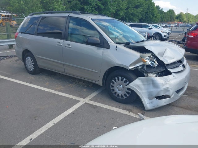 Salvage Toyota Sienna Image