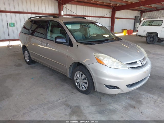 Salvage Toyota Sienna Image
