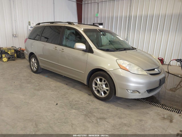 Salvage Toyota Sienna Image
