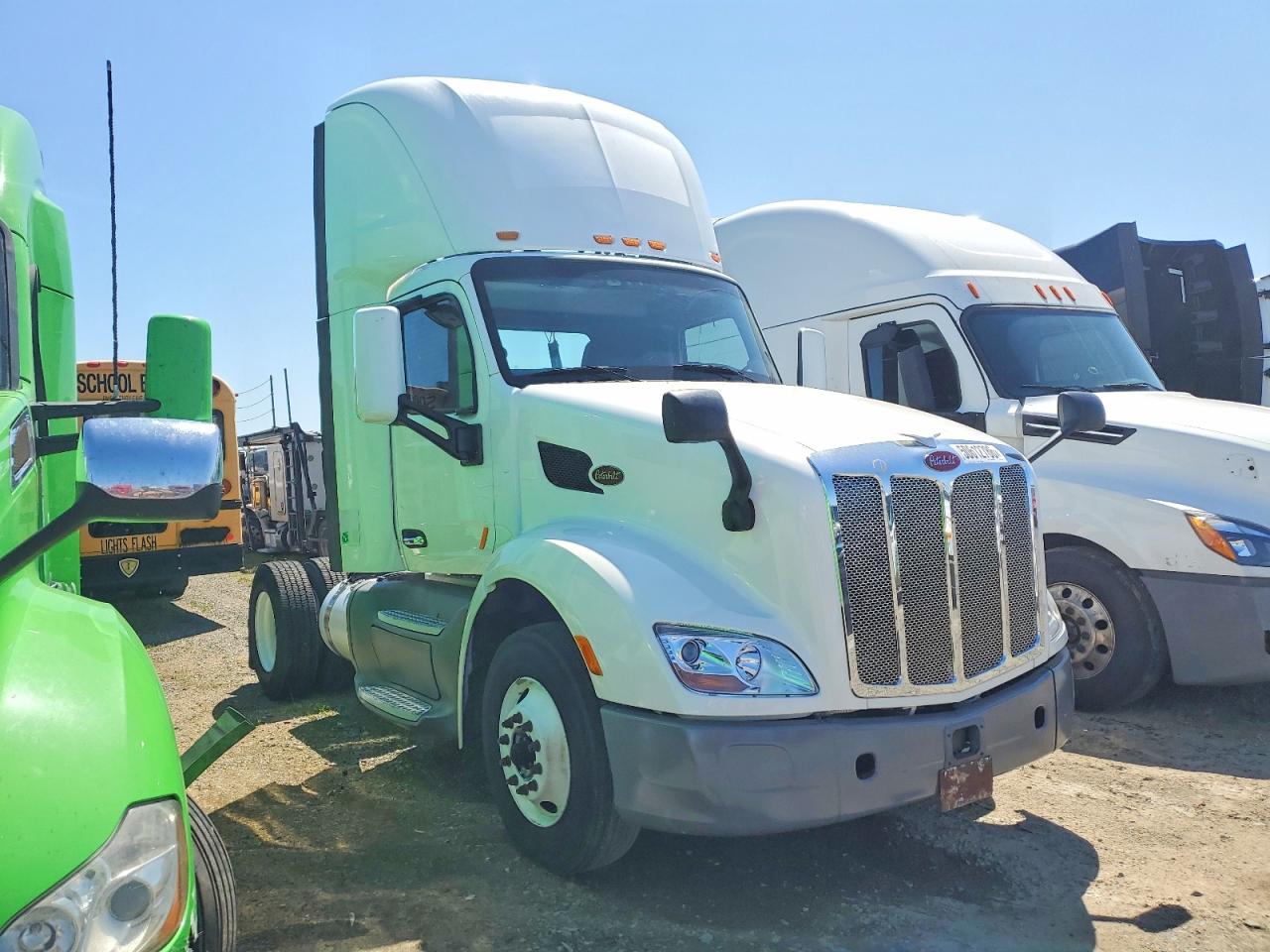 Salvage Peterbilt 579 Image